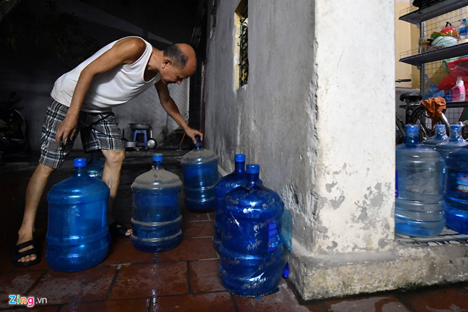 Cuộc sống người Hà Nội đảo lộn trong cơn khủng hoảng nước-23