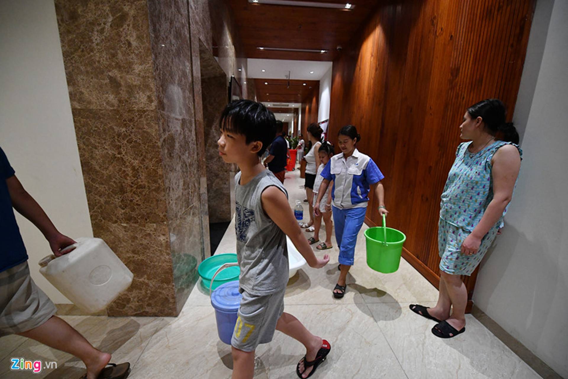 Cuộc sống người Hà Nội đảo lộn trong cơn khủng hoảng nước-26