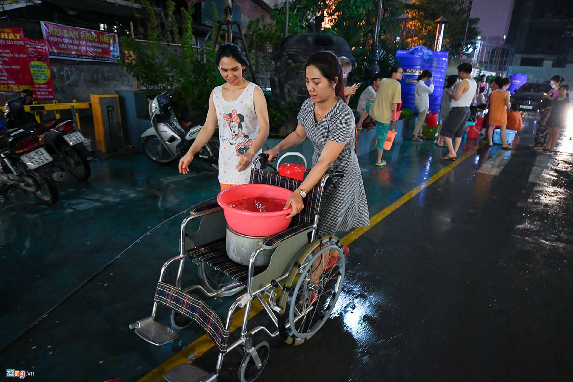 Cuộc sống người Hà Nội đảo lộn trong cơn khủng hoảng nước-28