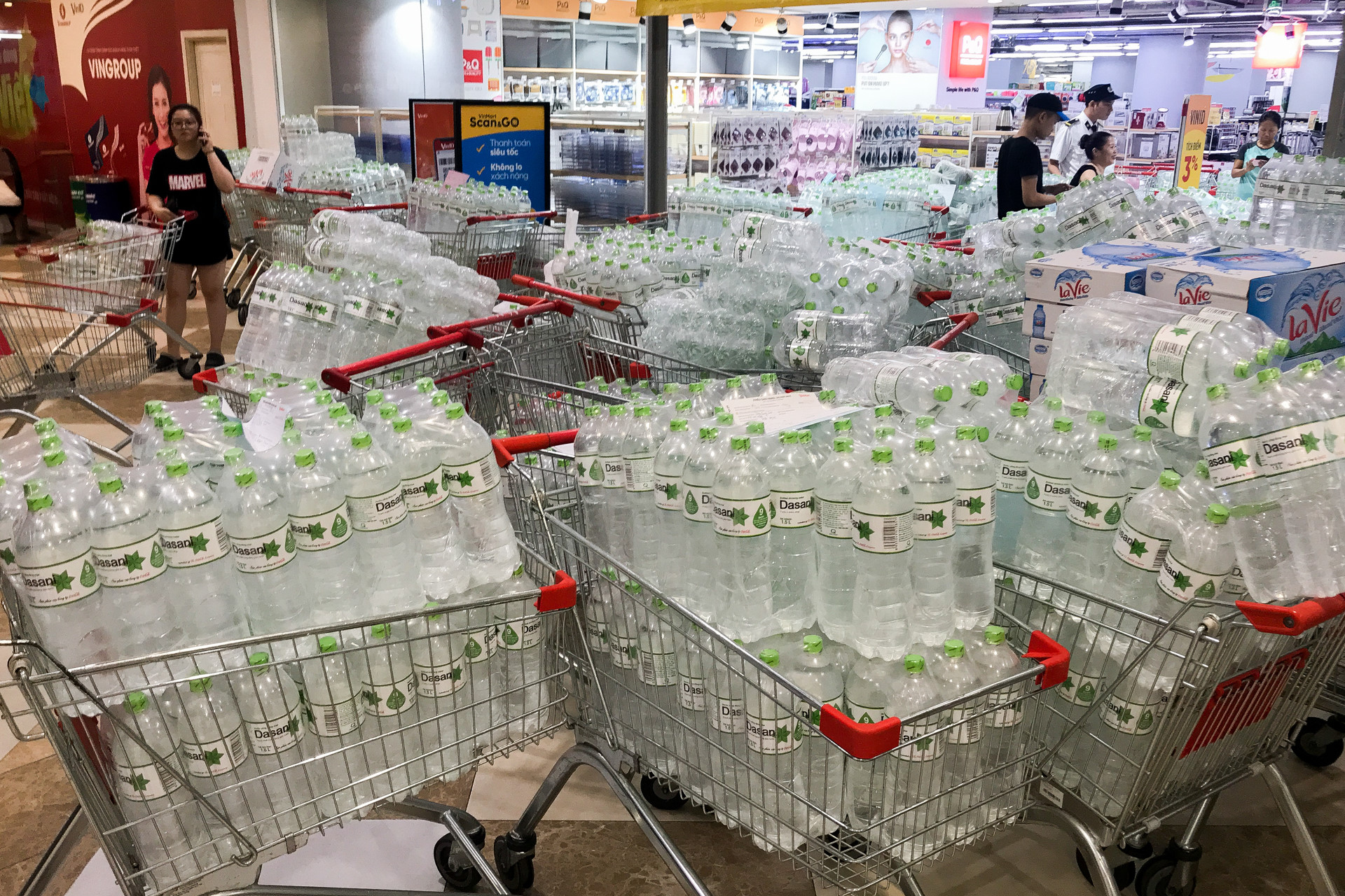 Cuộc sống người Hà Nội đảo lộn trong cơn khủng hoảng nước-39