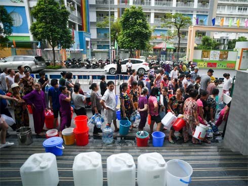 Cuộc sống người Hà Nội đảo lộn trong cơn khủng hoảng nước