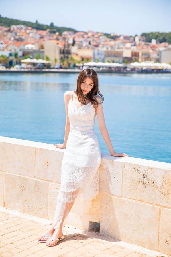 Nhan sắc tuyệt mỹ của Địch Lệ Nhiệt Ba khi trở thành cô dâu vạn người mê-1