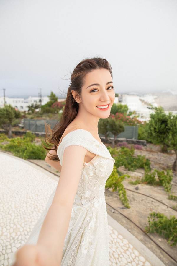 Nhan sắc tuyệt mỹ của Địch Lệ Nhiệt Ba khi trở thành cô dâu vạn người mê-10