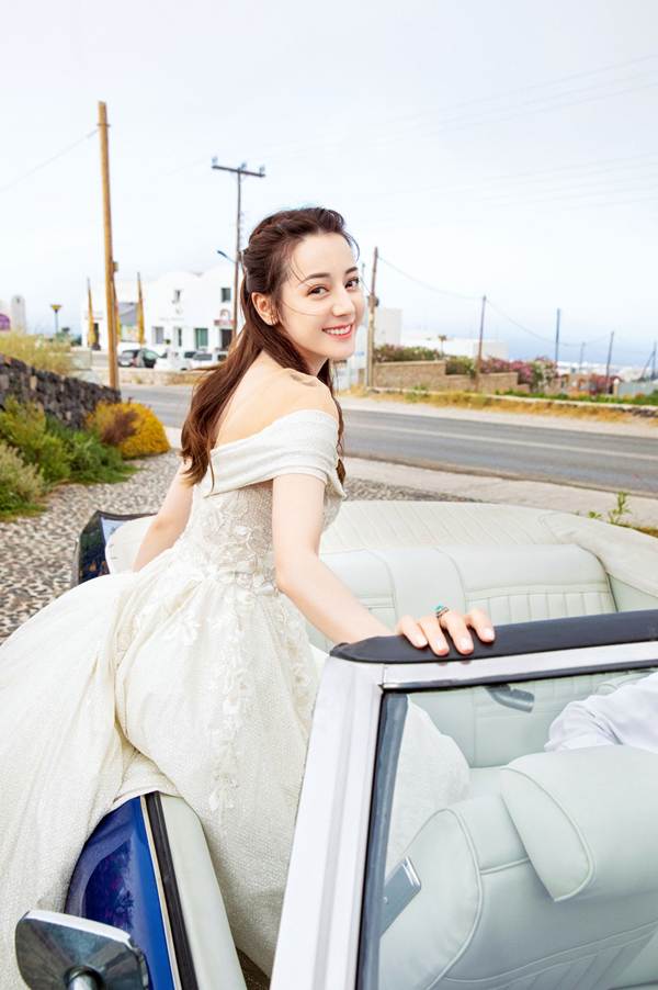 Nhan sắc tuyệt mỹ của Địch Lệ Nhiệt Ba khi trở thành cô dâu vạn người mê-9