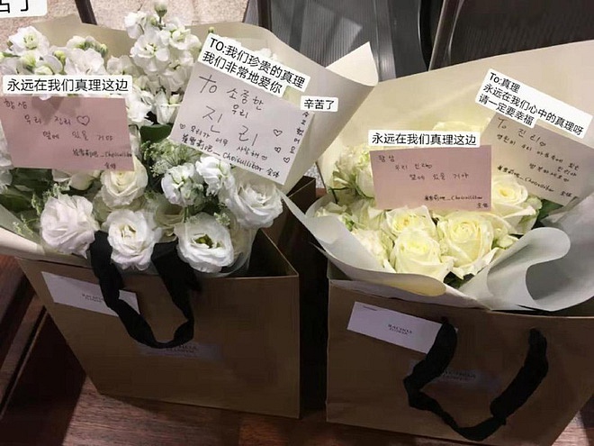 Xúc động hình ảnh bó hoa 26 bông hồng trắng fan Trung lặn lội sang Hàn gửi tặng tiễn biệt lần cuối tới Sulli-1