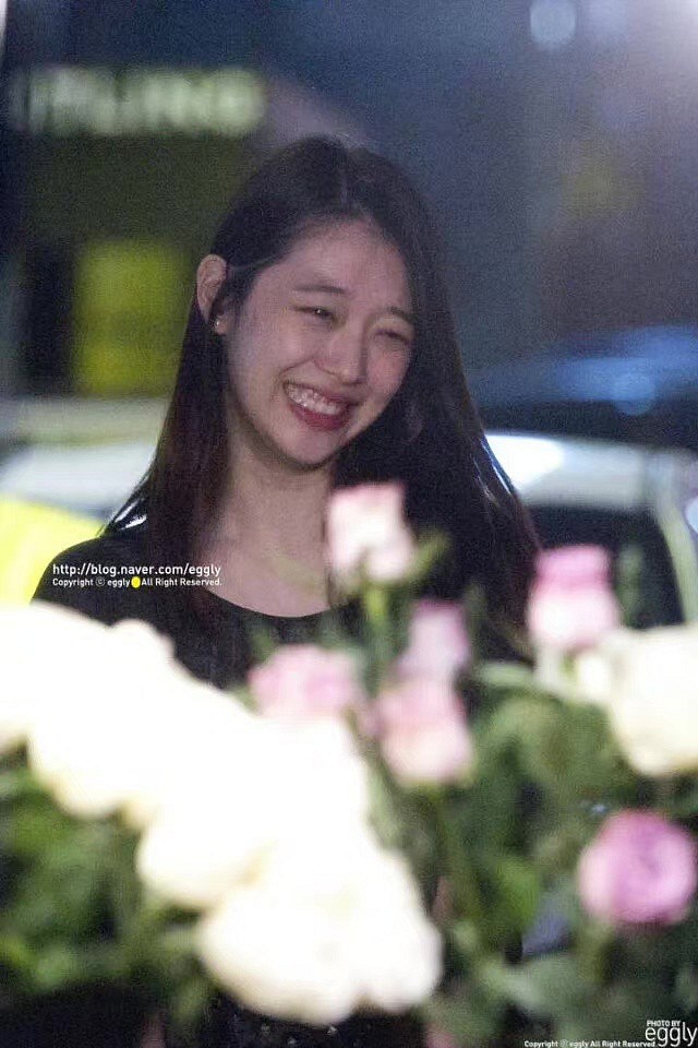 Xúc động hình ảnh bó hoa 26 bông hồng trắng fan Trung lặn lội sang Hàn gửi tặng tiễn biệt lần cuối tới Sulli-4