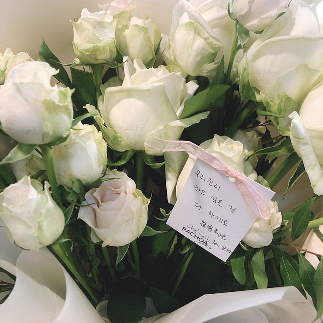 Xúc động hình ảnh bó hoa 26 bông hồng trắng fan Trung lặn lội sang Hàn gửi tặng tiễn biệt lần cuối tới Sulli-2