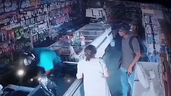 Đang đi cướp tiệm thuốc, tên tội phạm bỗng nổi lòng trắc ẩn từ chối nhận tiền còn hôn trấn an cụ già-1