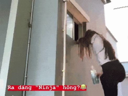 Văn Lâm chưa về mà lại không có chìa khóa, Yến Xuân liền trèo vào nhà qua cửa sổ như