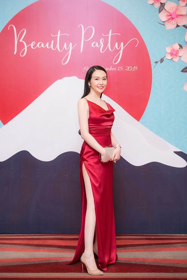 Vừa sinh con thứ 3 được 2 tháng, vợ Tuấn Hưng tự tin diện váy xẻ táo bạo-2