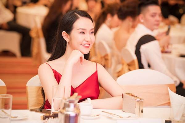 Vừa sinh con thứ 3 được 2 tháng, vợ Tuấn Hưng tự tin diện váy xẻ táo bạo-9