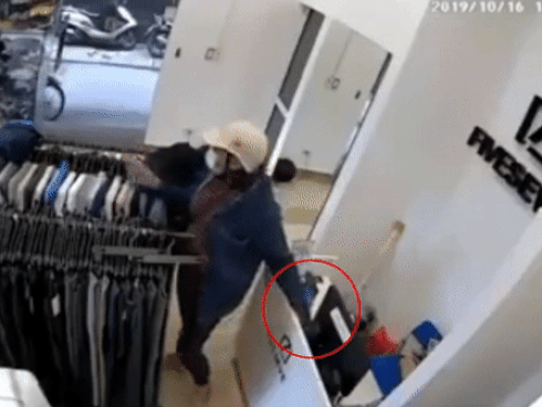 Người phụ nữ trộm điện thoại trong shop thời trang ở Hà Nội
