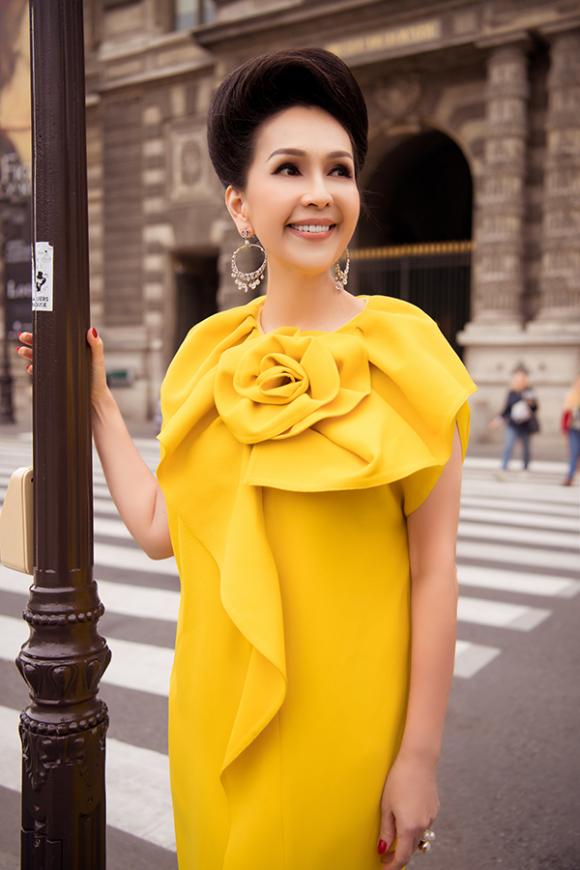 Mặc những gam màu chói sáng khó nhằn, Diễm My vẫn ghi điểm nhờ cách phối hợp thời thượng, tinh tế-1