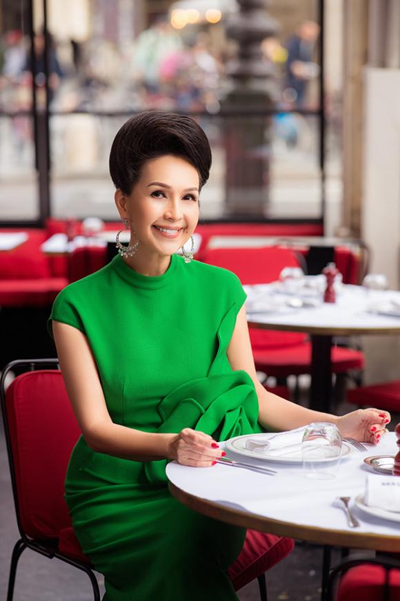 Mặc những gam màu chói sáng khó nhằn, Diễm My vẫn ghi điểm nhờ cách phối hợp thời thượng, tinh tế-10