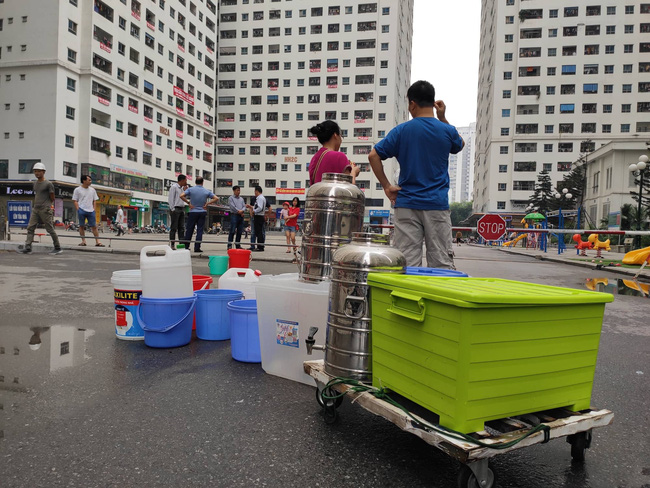 Hà Nội những ngày thiếu nước sạch: Dân công sở cắm rễ tại văn phòng, cư dân xuống hồ bơi để giặt giũ, lấy nước sinh hoạt-2