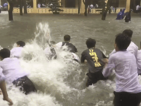 Bị gọi lên bảng nhưng không biết làm bài, cậu học sinh nghĩ ra độc chiêu cầu cứu bạn học cực khó đỡ-3