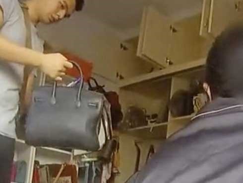 Mẹ già mang túi 'Louis Vuitton' đi chợ mua thịt lợn, con gái bị bắt giam