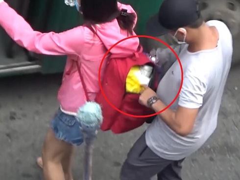 Thủ đoạn dàn cảnh móc túi giữa trung tâm TP.HCM-1