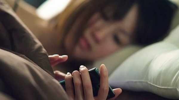 Vợ chồng ở xa yêu” qua điện thoại cho đỡ nhớ: Bác sĩ khuyên đừng phạm sai lầm này-1