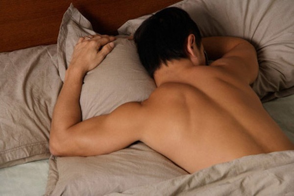 Vợ chồng ở xa yêu” qua điện thoại cho đỡ nhớ: Bác sĩ khuyên đừng phạm sai lầm này-3