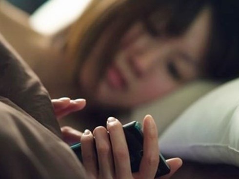 Vợ chồng ở xa “yêu” qua điện thoại cho đỡ nhớ: Bác sĩ khuyên đừng phạm sai lầm này