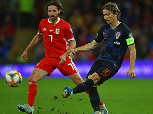 Khuôn mặt đau khổ của Luka Modric khi nhận giải cá nhân-6