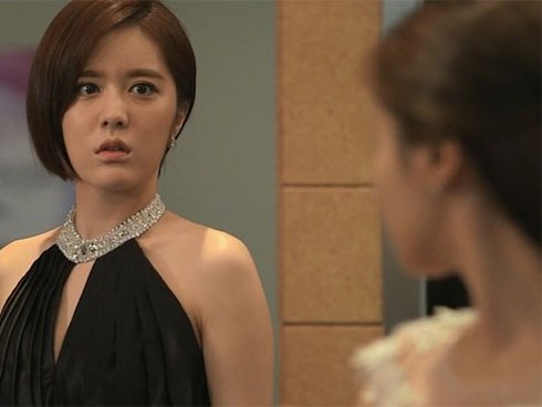 Cùng chị dâu đi đánh ghen, tôi á khẩu khi nhận ra kẻ đang quấn lấy anh trai trên giường