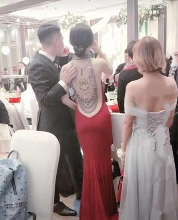 Cô dâu gây xao xuyến với tấm lưng nõn nà, vừa quay mặt mọi người liền chúc mừng chú rể-2