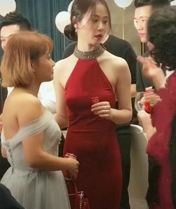 Cô dâu gây xao xuyến với tấm lưng nõn nà, vừa quay mặt mọi người liền chúc mừng chú rể-3