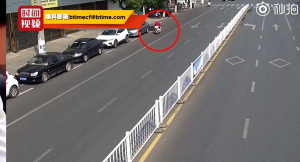 Đoạn video người phụ nữ đi ngược chiều và bị xe tông liên tiếp 2 lần khiến ai cũng hoảng sợ, thái độ cư dân mạng gây phẫn nộ-1