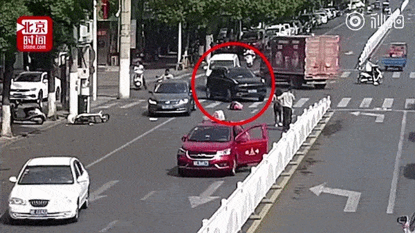 Đoạn video người phụ nữ đi ngược chiều và bị xe tông liên tiếp 2 lần khiến ai cũng hoảng sợ, thái độ cư dân mạng gây phẫn nộ-3