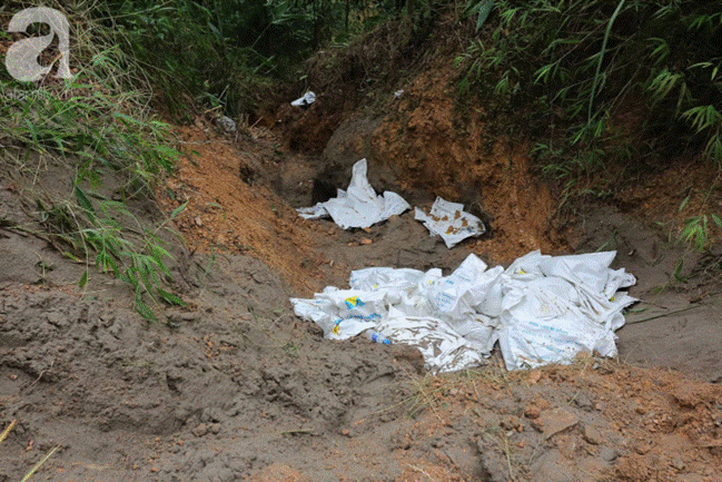 Hiện trường vụ đổ trộm dầu xuống sông Đà: Công nhân nạo vét bịt mũi vì mùi hôi, khét bốc lên nồng nặc-1