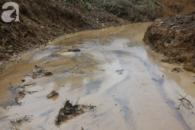 Hiện trường vụ đổ trộm dầu xuống sông Đà: Công nhân nạo vét bịt mũi vì mùi hôi, khét bốc lên nồng nặc-7
