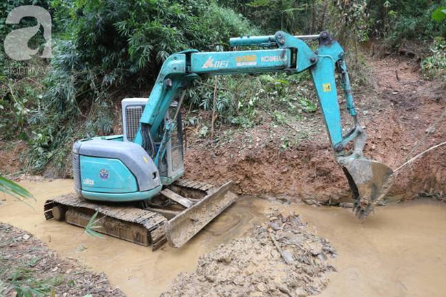 Hiện trường vụ đổ trộm dầu xuống sông Đà: Công nhân nạo vét bịt mũi vì mùi hôi, khét bốc lên nồng nặc-8