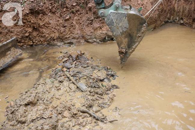 Hiện trường vụ đổ trộm dầu xuống sông Đà: Công nhân nạo vét bịt mũi vì mùi hôi, khét bốc lên nồng nặc-4