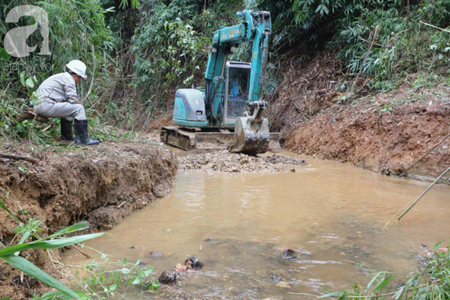 Hiện trường vụ đổ trộm dầu xuống sông Đà: Công nhân nạo vét bịt mũi vì mùi hôi, khét bốc lên nồng nặc-9