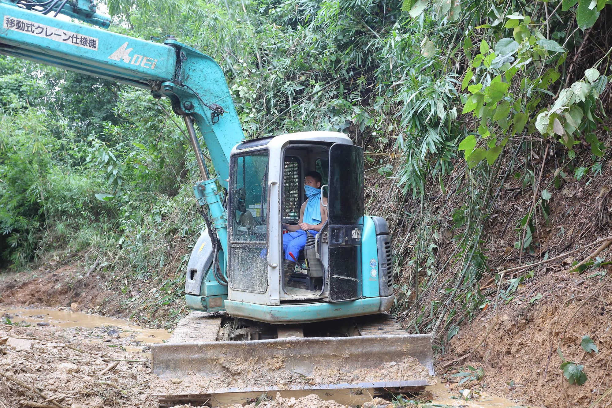 Hiện trường vụ đổ trộm dầu xuống sông Đà: Công nhân nạo vét bịt mũi vì mùi hôi, khét bốc lên nồng nặc-10