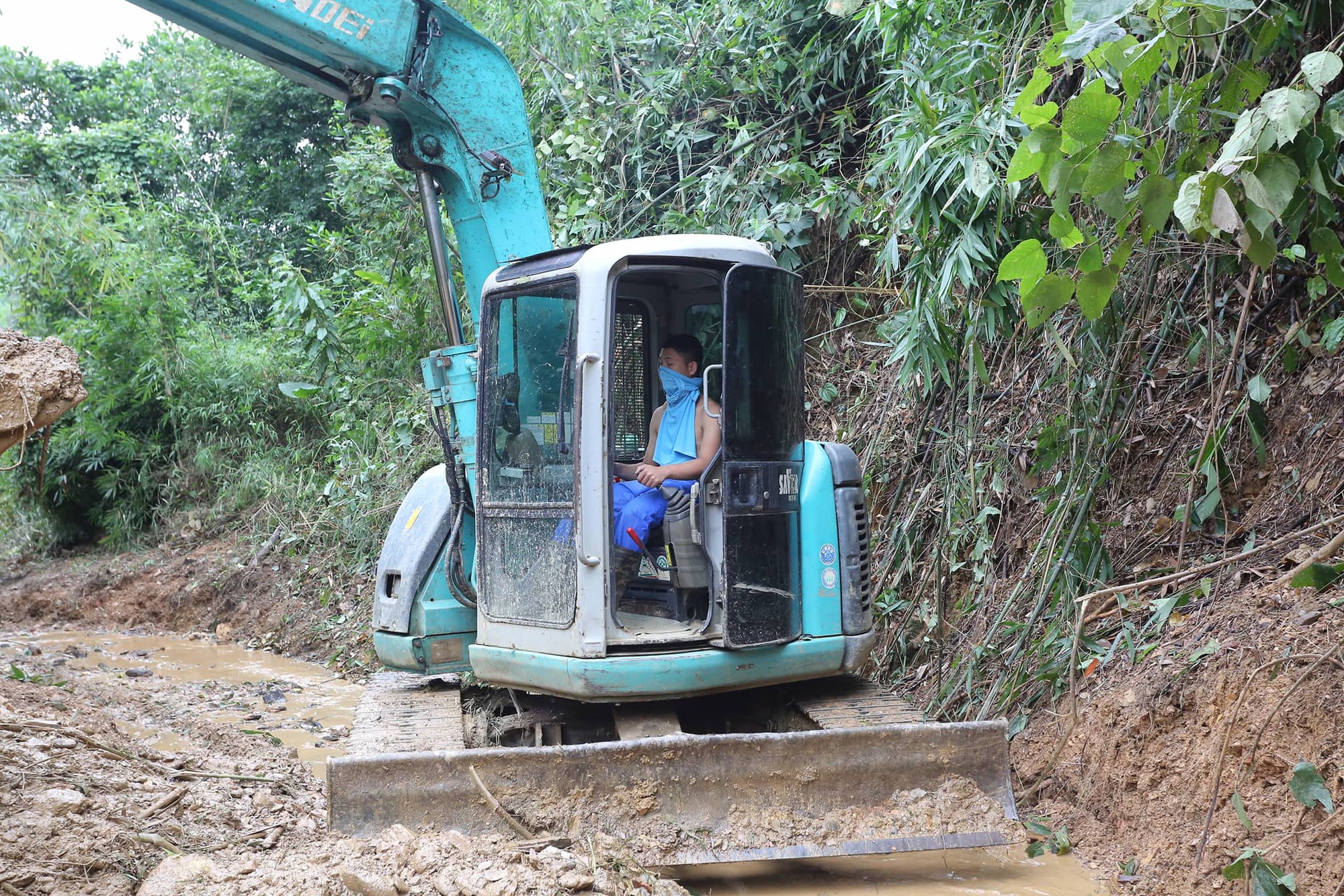 Hiện trường vụ đổ trộm dầu xuống sông Đà: Công nhân nạo vét bịt mũi vì mùi hôi, khét bốc lên nồng nặc-11