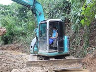 Hiện trường vụ đổ trộm dầu xuống sông Đà: Công nhân nạo vét bịt mũi vì mùi hôi, khét bốc lên nồng nặc