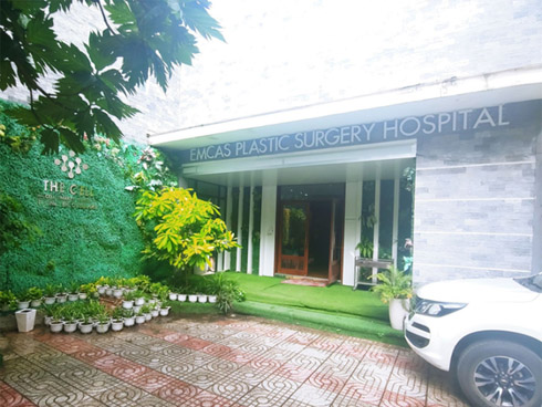 Phóng xe tông trụ cổng, người đàn ông thiệt mạng treo lơ lửng trên cổng cao hơn 2m-2