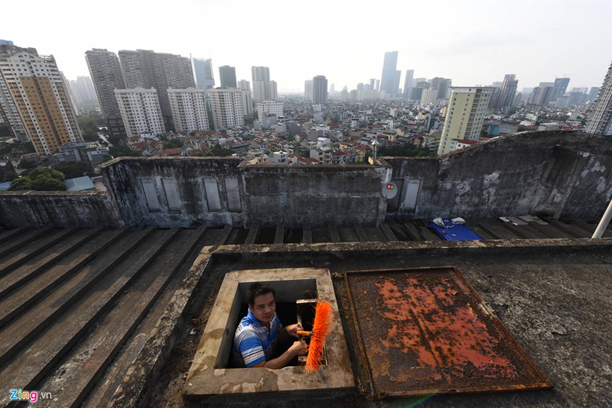 Nước đen kịt, mùi dầu nồng nặc khi thau rửa bể chung cư Hà Nội-1