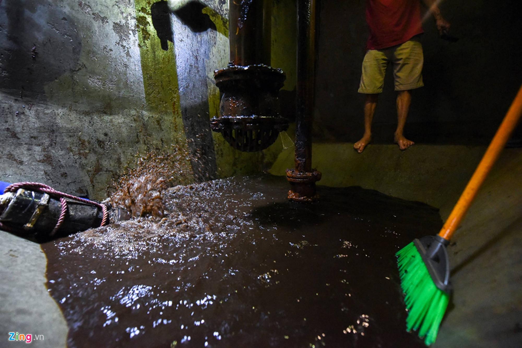 Nước đen kịt, mùi dầu nồng nặc khi thau rửa bể chung cư Hà Nội-5
