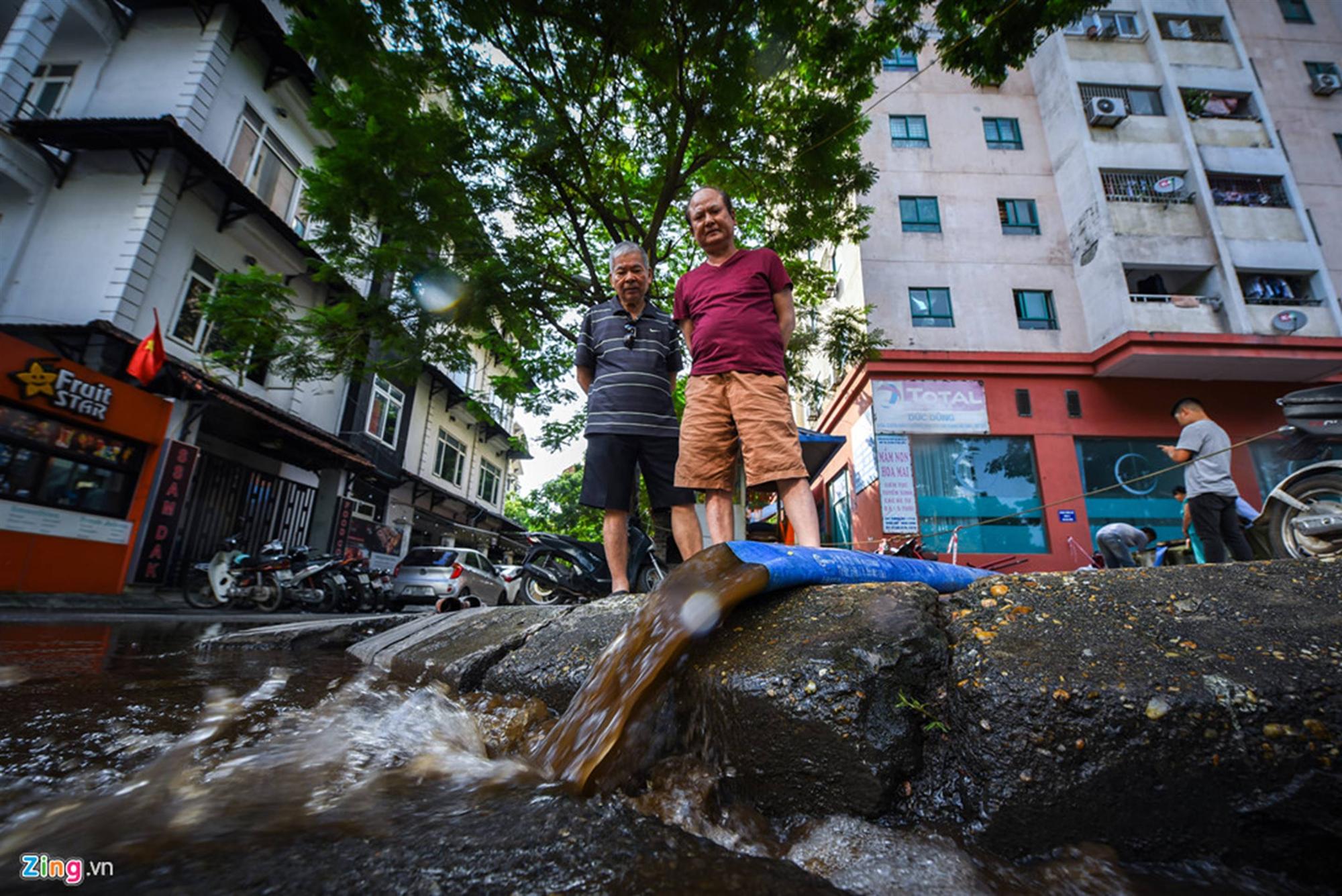 Nước đen kịt, mùi dầu nồng nặc khi thau rửa bể chung cư Hà Nội-6