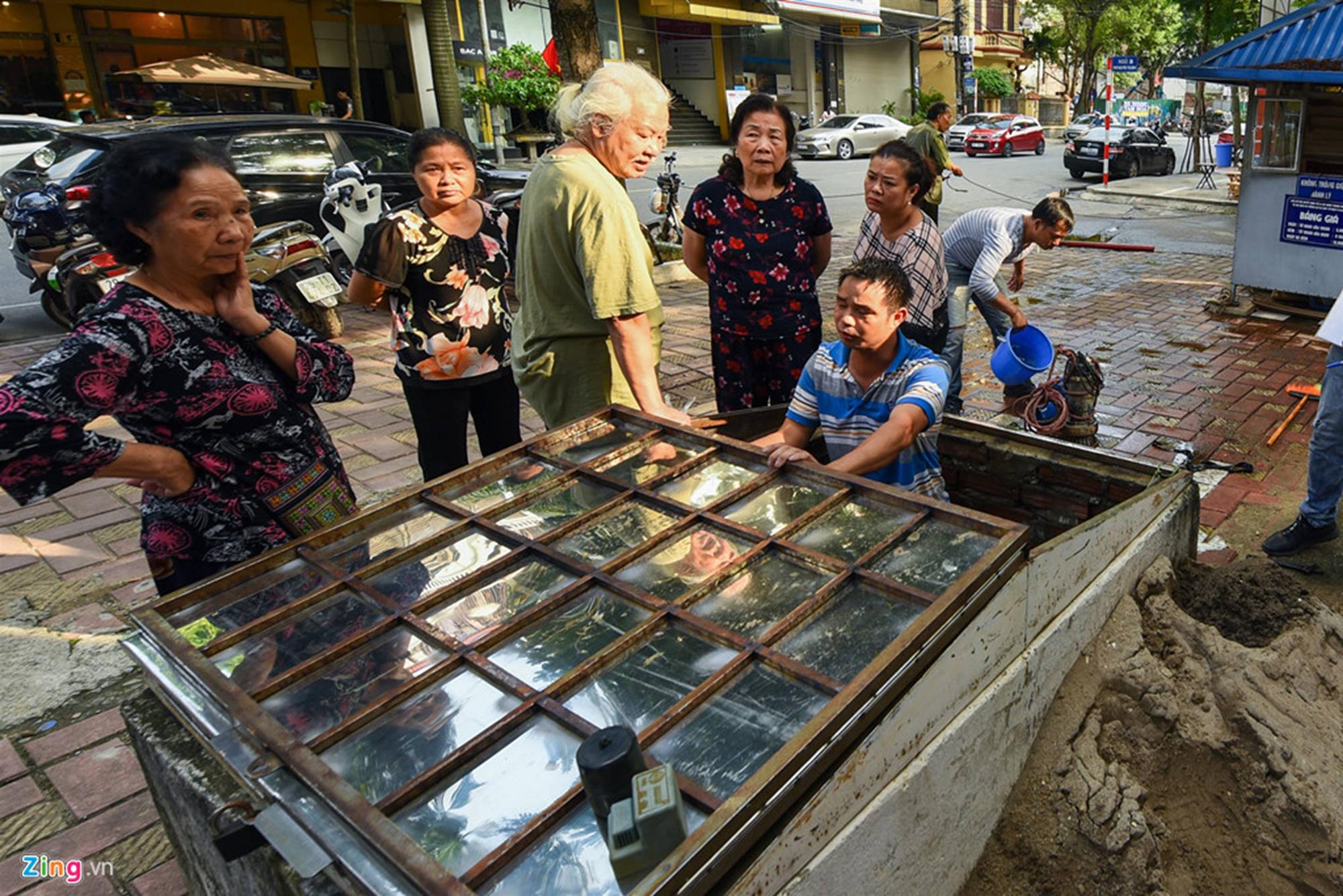 Nước đen kịt, mùi dầu nồng nặc khi thau rửa bể chung cư Hà Nội-7