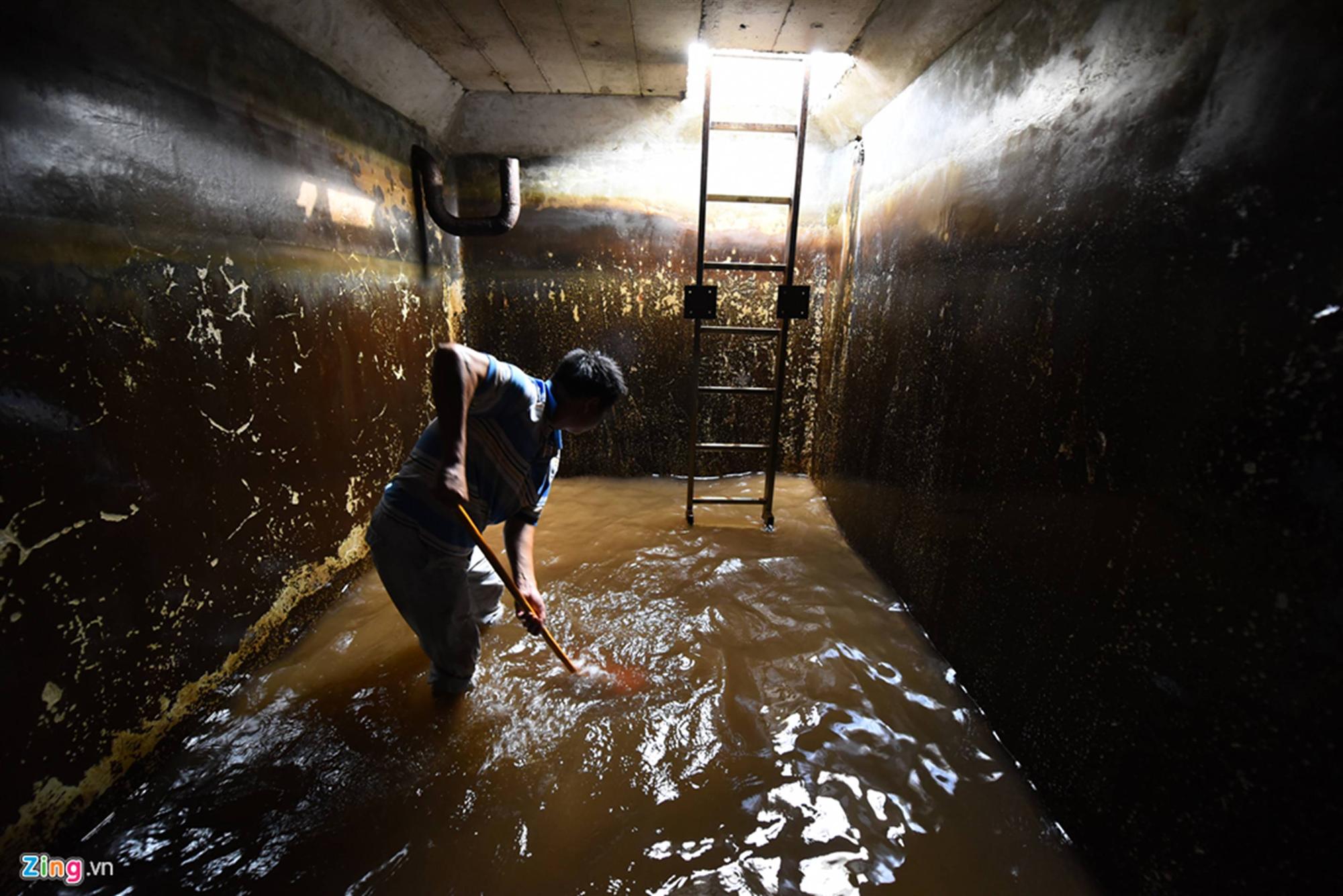 Nước đen kịt, mùi dầu nồng nặc khi thau rửa bể chung cư Hà Nội-8