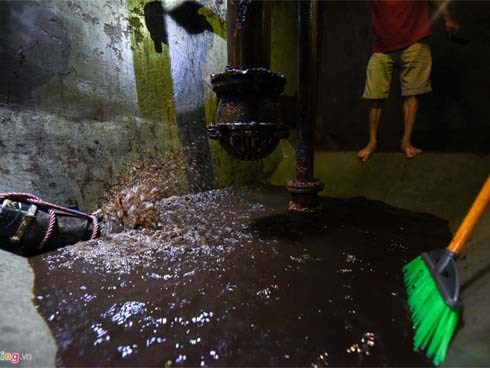 Nước đen kịt, mùi dầu nồng nặc khi thau rửa bể chung cư Hà Nội