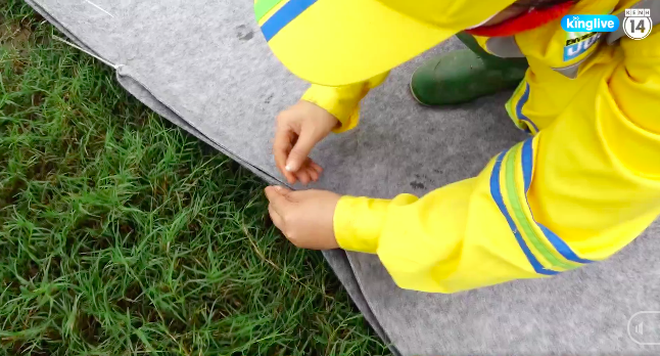 Clip: Gấp rút đặt màng lọc dầu thải, tiến hành nạo vét khu vực suối đầu nguồn của Nhà máy nước sông Đà-2