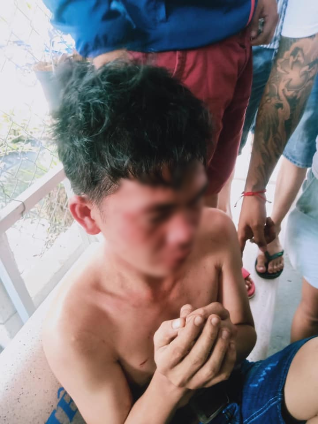 Nam thanh niên đến nhà xin lỗi ông bố say xỉn tát con nhỏ sau khi cùng dân mạng kéo đến dạy bảo trút giận-1