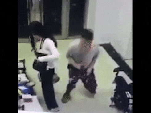 Phẫn nộ clip yêu râu xanh thò tay sàm sỡ cô gái phát tờ rơi ngay giữa đường phố Hà Nội-2