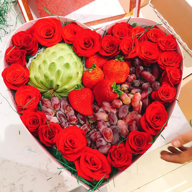 Sự thật gây sốc bên trong hộp quà iPhone giá 200.000 đồng-2